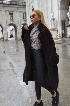 Rebellious Fashion Black Faux Fur Teddy Coat - Reegan