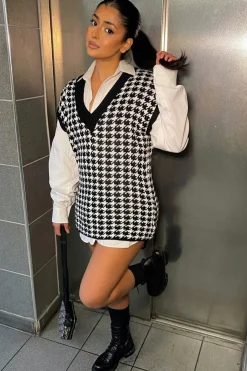 Rebellious Fashion Black Houndstooth Knit Vest - Hazel